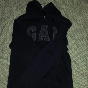 mörkblå GAP hoodie  - Storlek S, använd fåtal gånger då den inte passade mig så bra, nypris 500 kronor. inga flaws