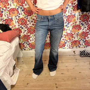 Jeans!! - Lågmidjade bootcut jeans från Levis i jätte fint skick❤️‍🔥❤️‍🔥 Midjemått: 81cm Innerbenslängden: 80cm