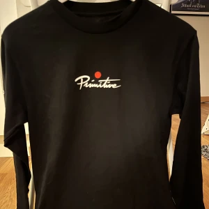 Primitive Tröja - Långärmad tröja från Primitive Skateboards med japan-inspirerad design. Loose fit. Aldrig använd.