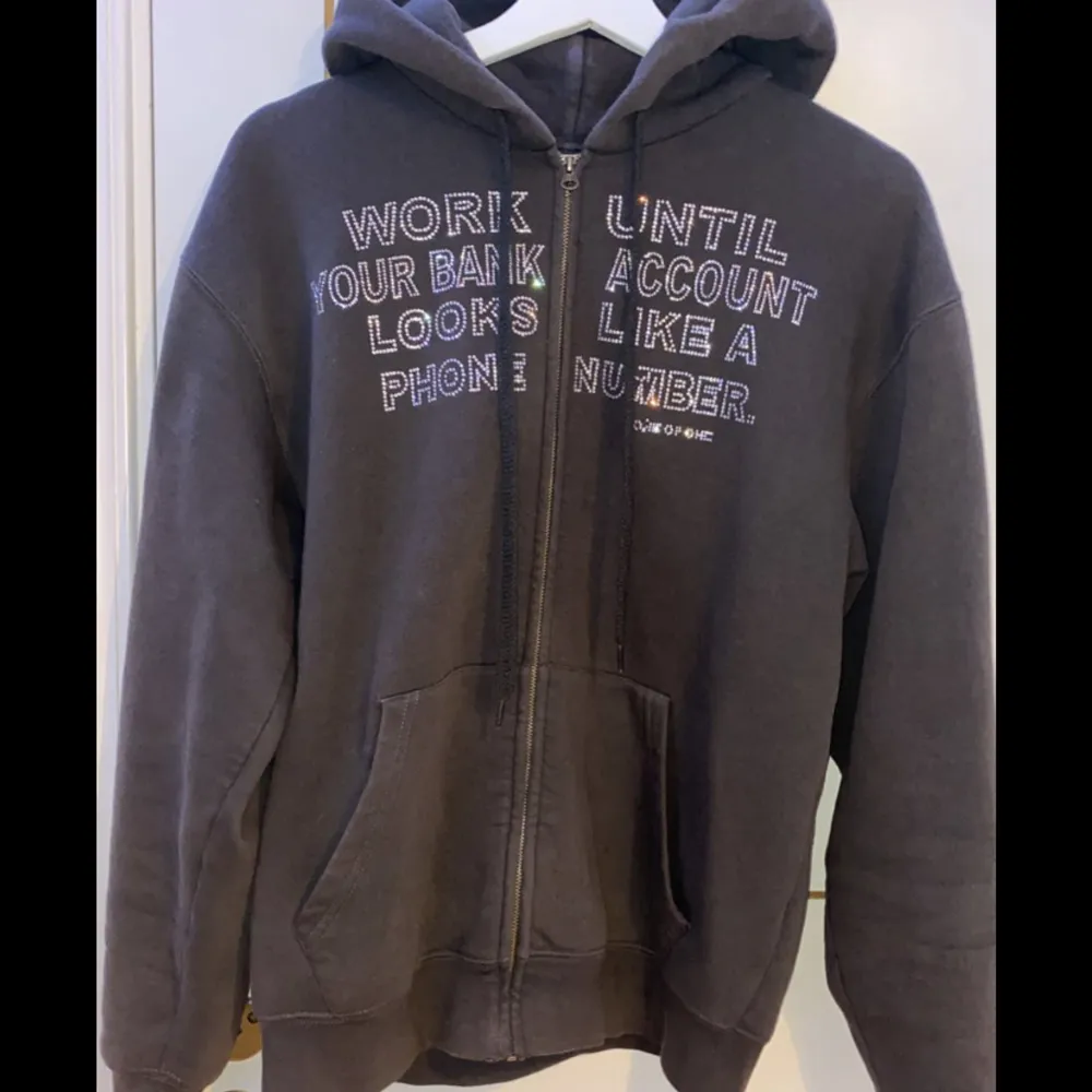 Riktig snygg one of one hoodie som inte säljs längre. Köptes på dropp för 1499kr, skick 10/10. Säljer för den inte passar mig längre.. Hoodies.