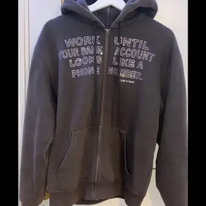 Riktig snygg one of one hoodie som inte säljs längre. Köptes på dropp för 1499kr, skick 10/10. Säljer för den inte passar mig längre.