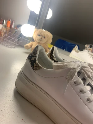 SÄLJER SKOR - Säljer dessa underbara skorna från Xit aldrig kommit till användning storlek 36 var dyra från början❤️ Ett par sneakers 