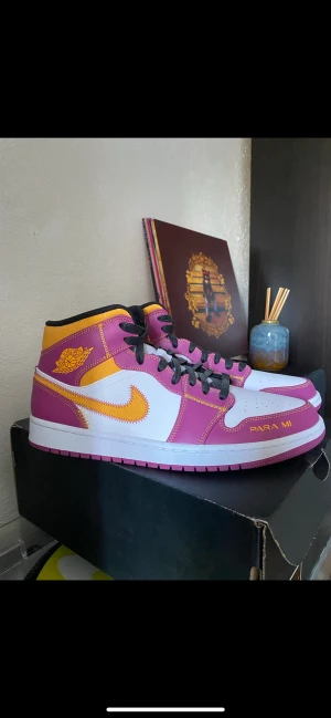 Air Jordan 1 Mid Dia De Los Muertos - Air Jordan 1 Mid Aldrig använda 10/10 Lådan var skadad vid leverans Köpta från Nike SNKRS US: 11,5 EU: 45,5 Storlek