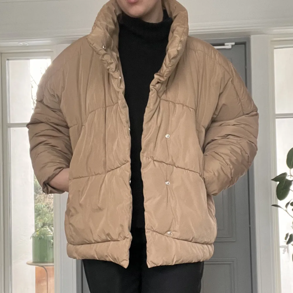 En beige/brun/tan oversized puffer jacket från Bikbok med knappar!🤎🤎. Jackor.