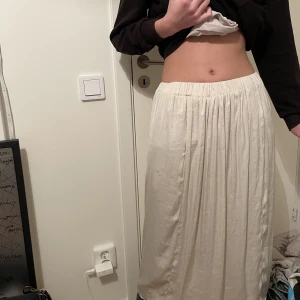 långkjol - vit långkjol från Gina tricot 💞💞strl XS men är ju stretchig i midjan så den passar folk som är i S å M 💞, köptes för 299 säljer för 149kr. Som ny, inga defekter. 