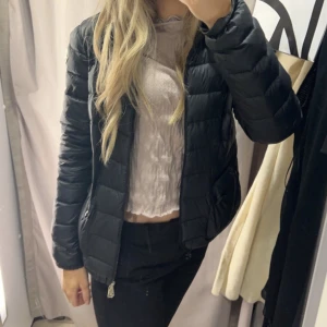 Moncler lans short down jacket - Hej! Säljer min älskade moncler jacka, den är ca 2,5 år gammal och är inköp för 8.235kr på moncler i Stockholm. Äktehets bevis ingår. Jag säljer den eftersom jag vill köpa en ny och är lite trött på denna! Den är i ett jätte fint skick. Skriv för mer bild