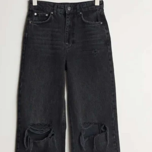 Jeans - Ett par svarta högmidjade jeans. Nästa helt oandvända 