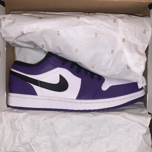 Air Jordan 1 Low Court Purple - Väldigt fint skick, använda någon enstaka gång men inga tecken på användning. Kommer med box 📦