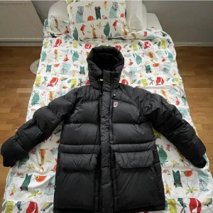 Fjällräven vinterjacka - Använd någon gång förra vintern. Storlek L men passar även mindre om man vill ha den oversized. Äkta