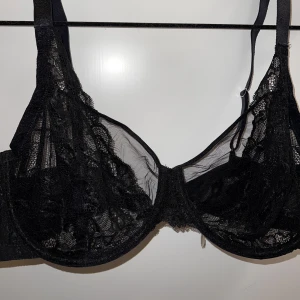 Spets bh - Svart spets bh, använd en gång. 