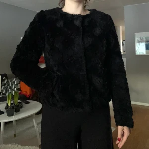 Pälsjacka svart - En tunn pälsjacka, supermjuk och skön!✨ i strl S men jag brukar ha M å kan ha den