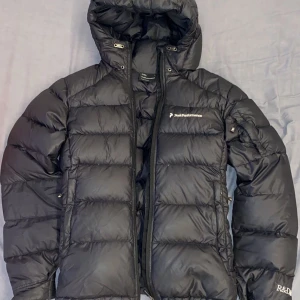 Peak performance jacka - Nypris:3800kr  Kvitto finns! 1200kr om du köper den idag! Det står att storleken är M men tror det är storlek S men är inte säker! De är ungefär 3 små hål men inget man märker av