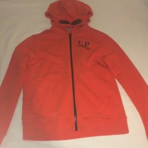 Cp company tröja - En cp company tröja i bra skick äkta givetvis och finns kvitto, storlek är 16 år och bild på qr kod kan skickas buda. Byte kan ske beroende på var du har att erbjuda