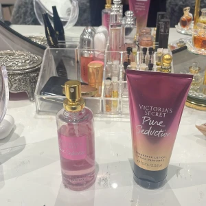 Victoria secret  - Mini Krämen är använd kanske 5 gånger  Parfymen har mer än halva kvar  Ny pris 200kr mitt pris 110kr