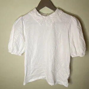 Fin topp med broderier från Pull&Bear Strl. S - Inte croppad. Normal i längden. 