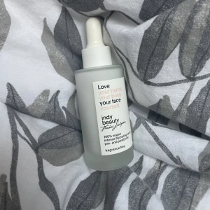 Indy beauty intense hydrating serum pre- and postbiotic  - Fick den precis från min julkalender. Aldrig använd, bara öppnad. Förpackningen skickas med. Kom privat för mer frågor. Original priset på hemsidan är 259kr