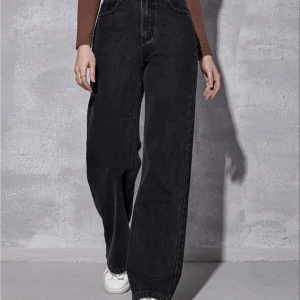 Wide leg jeans  - Säljer mina helt nya jeans har aldrig använt fick dom Här om dagen, dom är för stora för mig. Det är storlek 34. Kontakta mig för bilder på hur dom sitter på osv. Högmidjade. Helsvarta. Funkar för M 