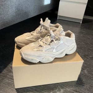 Yeezy 500 - Yeezy 500 blush  Säljes då dem inte längre kommer till användning. Skicket är helt okej. Dem är inte nya men det är minimalt med slitage.