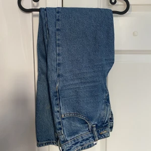 Jeans - Jeans från zara. De är storlek 34 men skulle säga att de även passar 36. Frakten är spårbar och kostar 66kr💞