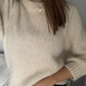 Stickad tröja - Beige stickad tröja, trekvartsärm🤎 mjukt material. Skriv gärna om ni vill ha fler bilder eller undrar något! 
