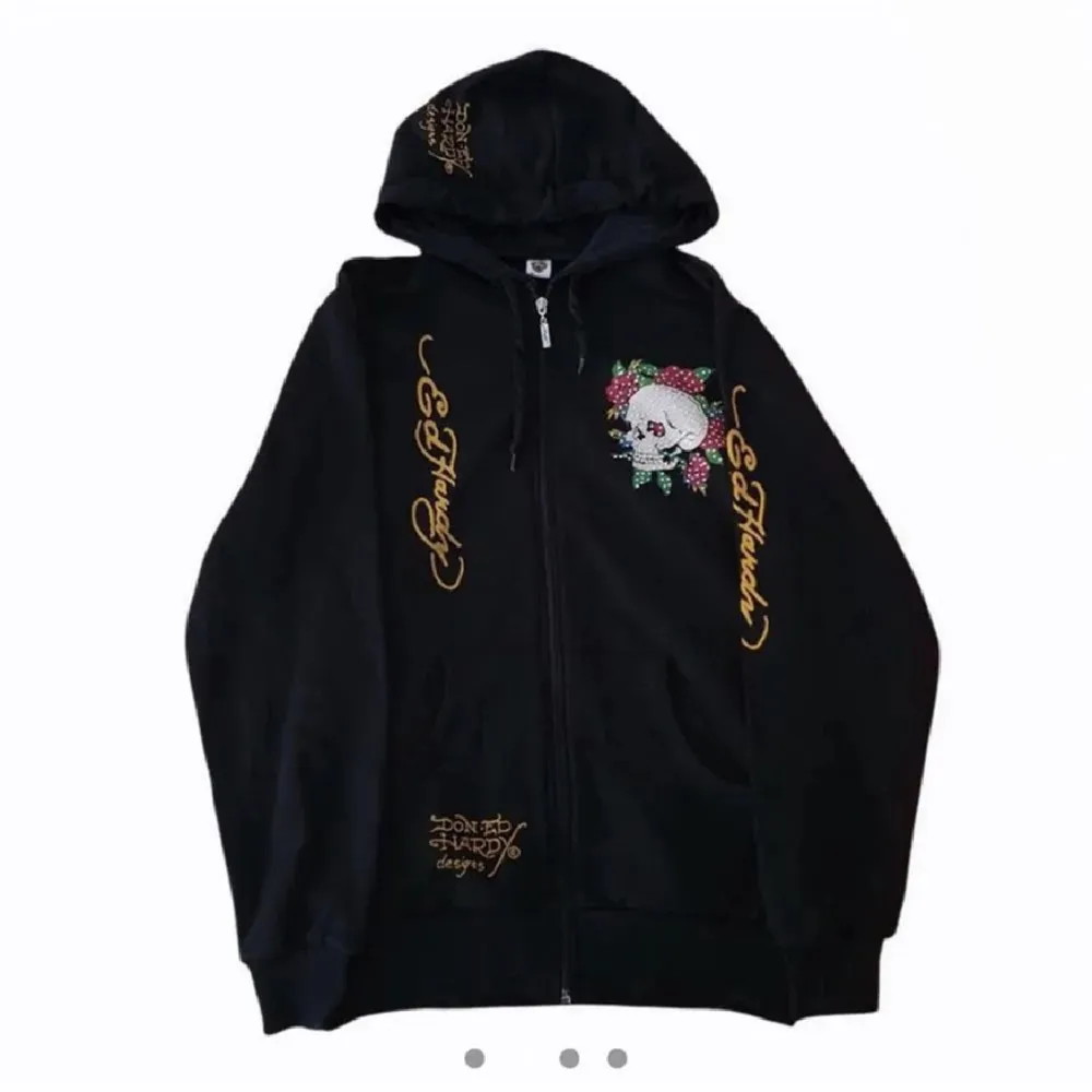 Säljer min ascoola ed hardy hoodie pga behöver pengar😔Den e knappt använd 10/10 skick, alla stenar sitter kvar etc. Hoodies.