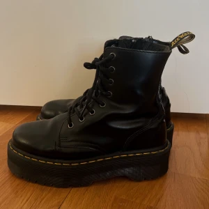 Dr martens jadon - Säljer mina Dr Martens jadon (platå). Stl 38. Varsamt använda, lädret har dock spruckit lite på ett ställe (se bild) inget man lägger märke till dock. Ny pris 2200kr, säljer för 1500kr, pris kan diskuteras vid snabb affär. Kan mötas upp i Stockholm, köparen står annars för frakten :)