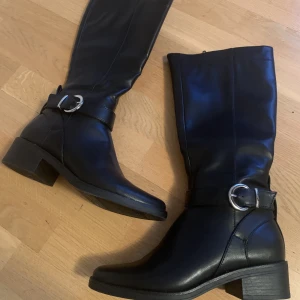 Svarta boots - Helt nya svarta boots aldrig använda från Zalando. Köpte fel storlek och därav säljer jag dem.