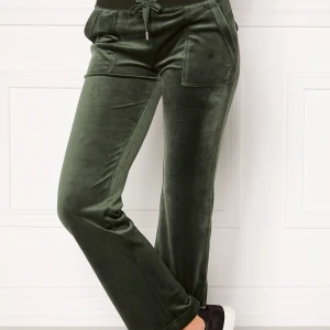 Juicy byxor - Hej! Jag tänkte sälja mina gröna juicy couture byxor i färgen dark Moss. Dom är köpta här på plick. Metallgrejerna på smörerna är borta som ni ser på bild två annars väldigt fina. OSERIÖS VINNARE SÅ DOM FINNS KVAR