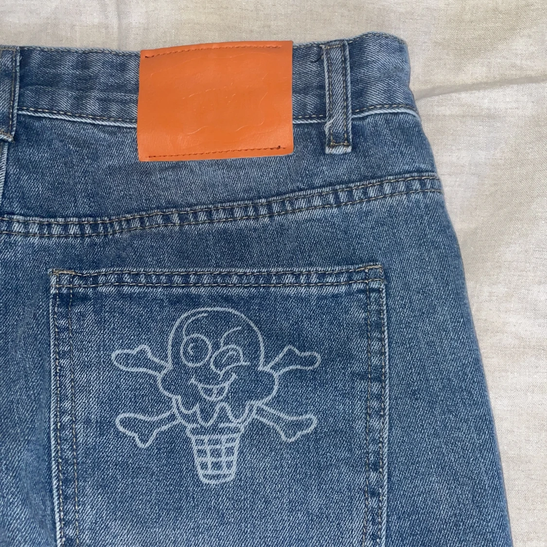 Ett par ljus blåa Billionare Boys Club Jeans med ett running dog print. Som ny, storleken är 34. För fler frågor skriv i DM.  - 91