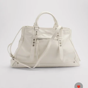 Shopperväska med metalldetaljer  - En helt oanvänd väska från nakd, slutsåld🤍 Säljer pga att jag tyvärr inte har användning av den. VÄSKAN FINNS KVAR🫶🏽