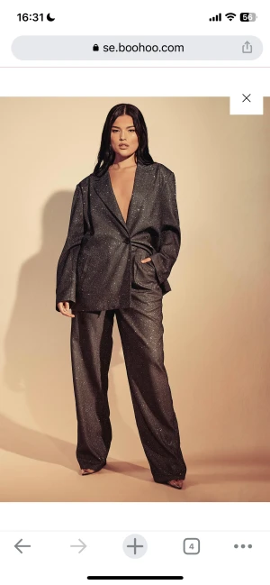 Glittrigt kostym set  - Säljer detta set från Boohoo med glittrig kavaj samt byxa. Dem är svarta, med ”silvrigt glitter”. Kan se på de olika bilderna hur de är i olika ljus. Slutsålda på hemsidan!  Kavaj ord. pris 270kr - 250kr  Byxor ord. pris 252kr -200kr 400kr för båda.