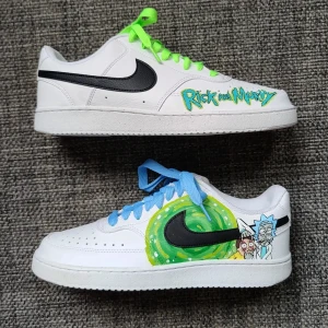 Nike Court Vision  - Helt nya Nike Court Vision med en handmålad Rick and Morty design. Det ingår även 3 par skosnören i färgerna ljusblå, neongrön och vit