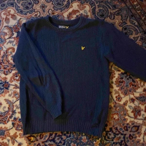 Lyle & Scott tröja - Stickad marinblå Lyle & Scott tröja 12-13 år