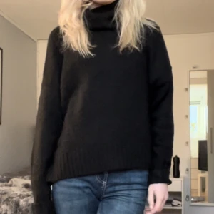 Stickad tröja  - Stickad polo tröja, helt oanvänd o i jätte bra skick! Inte sticksig o jätte skön💓