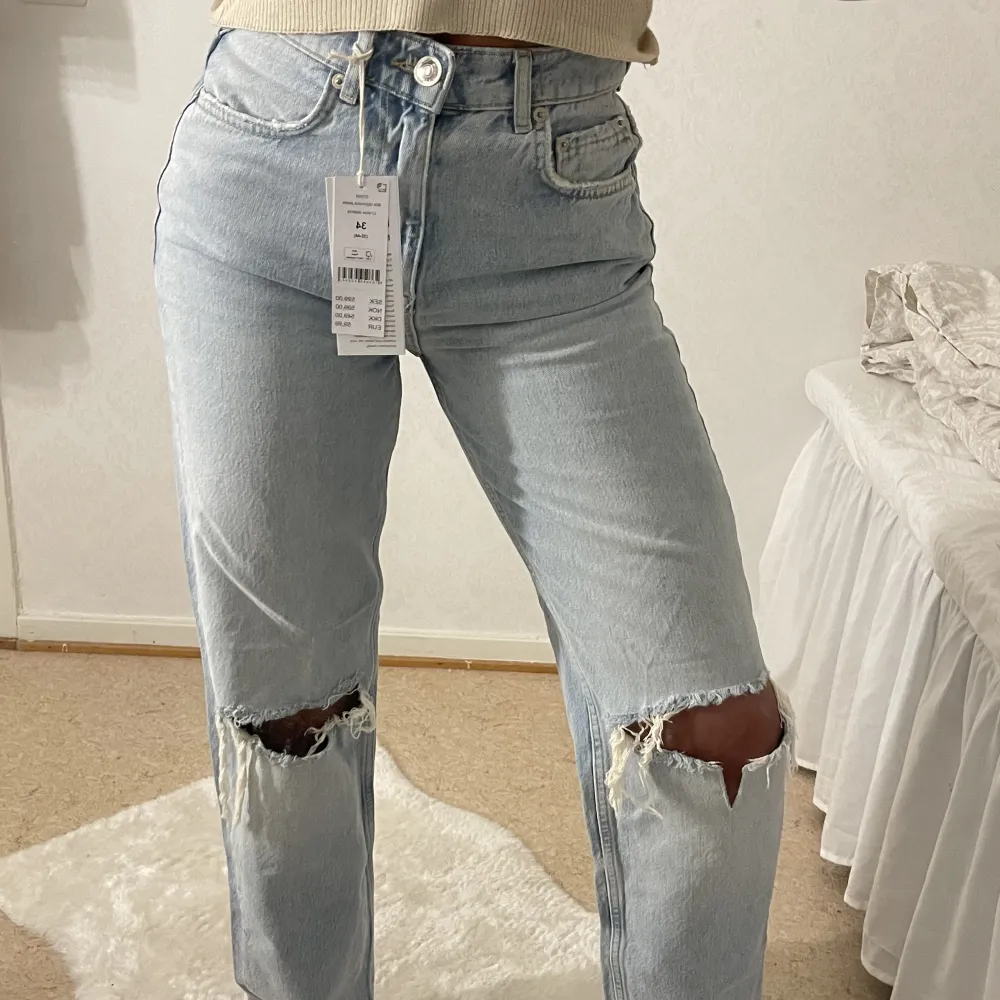 Säljer ett par helt nya 90s jeans i storlek 34 från Ginatricot, då de kommer inte till någon använding🌸. Jeans & Byxor.
