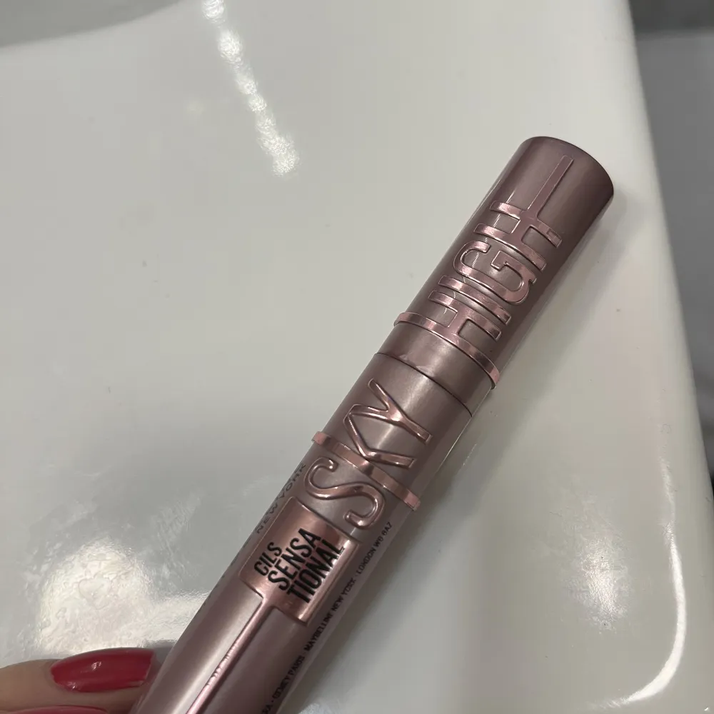 Maybelline Sky High Mascara, enbart testad så i princip oanvänd. Svart. Priset är inkl frakt.. Skönhet.