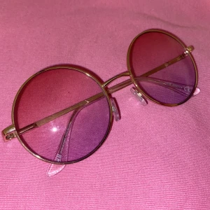 Solglasögon  - Skitfin accessoar på våren/sommaren 🌸 17kr frakt om du köper utanför plick (inte spårbar)