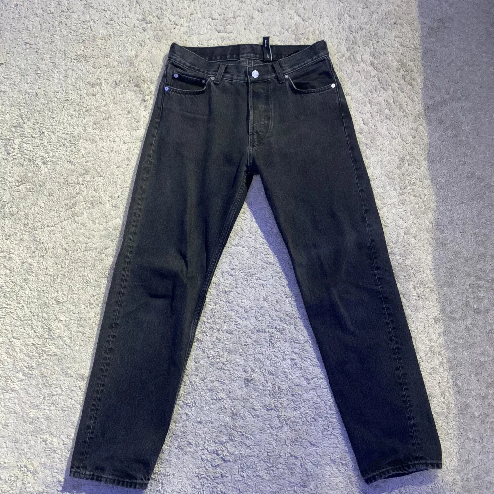 Hej!  Säljer nu mina byxor från weekday eftersom att jag har växt ur dem. De är svarta och i modellen ”Barrel”. Storleken är 28/30. Skicket är välldigt bra, 9/10. Jeans & Byxor.