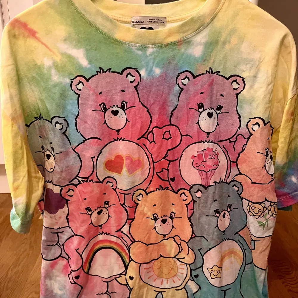 Oversize tie dye T-shirt från Care Bears x Pull&Bear. Storlek M men sitter snyggt på en XS/S. Oversize fit. Aldrig använd.. T-shirts.