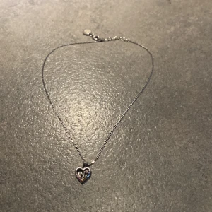 Halsband (W) - Jag har rensat lite och jag vill inte ha detta halsband längre. Det är helt oanvänt