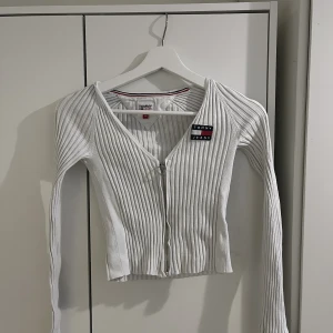 2 Ribbade Tommy hilfiger tröjor - Hej säljer två jätte fina Tommy hilfiger tröjor i ribbat då den är för liten på mig, jätte fint skick ej använd då jag köpte fel storlek  XS  Ordinarie pris är 900kr