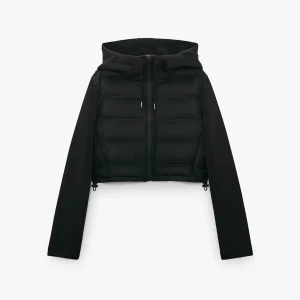 zara jacka - hej :) säljer denna söta zara jacka som inte säljs längre, använd ett fåtal gånger så jackan är i nyskick! säljs pga knappt kommit till andvändning :( den är rätt tunn och kort & har en mysig luva💛skriv privat för fler bilder!