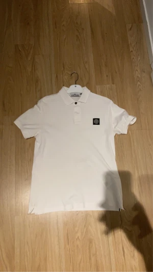 Stone island piké - Säljer denna Stone island piké som är köpt i butiken i Stockholm  Skick 9/10