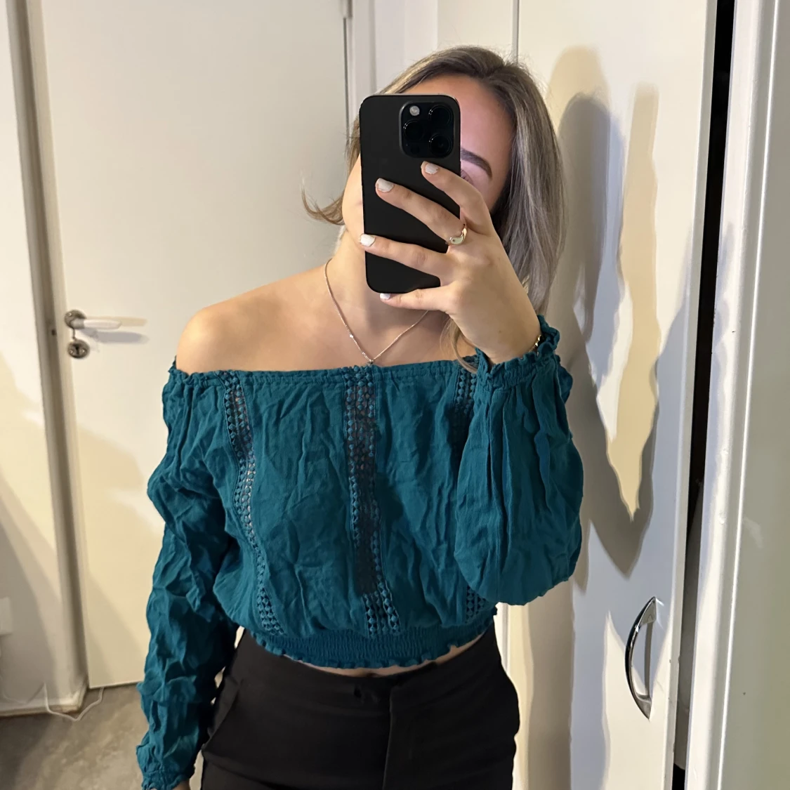 Blå off shoulder topp  - 90