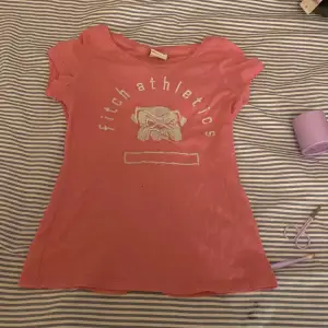Såååå söt rosa T-shirt! Fick den för ca 3 år sedan. Har använt den 10 gånger ca. (Vet dock inte vart den är ifrån)