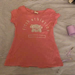 Rosa T-shirt! - Såååå söt rosa T-shirt! Fick den för ca 3 år sedan. Har använt den 10 gånger ca. (Vet dock inte vart den är ifrån)