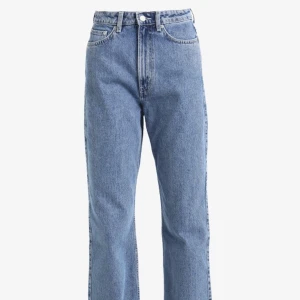 Weekday jeans  - Blåa weekday jeans i modell ”Rowe” (straight leg) storlek 27/30 passar mig som är 164cm.