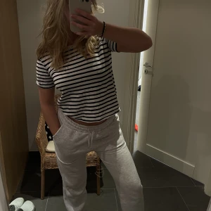 T-shirt - Randig t-shirt från Zara! Storlek M, men skulle nog säga att det mer är en S🥰