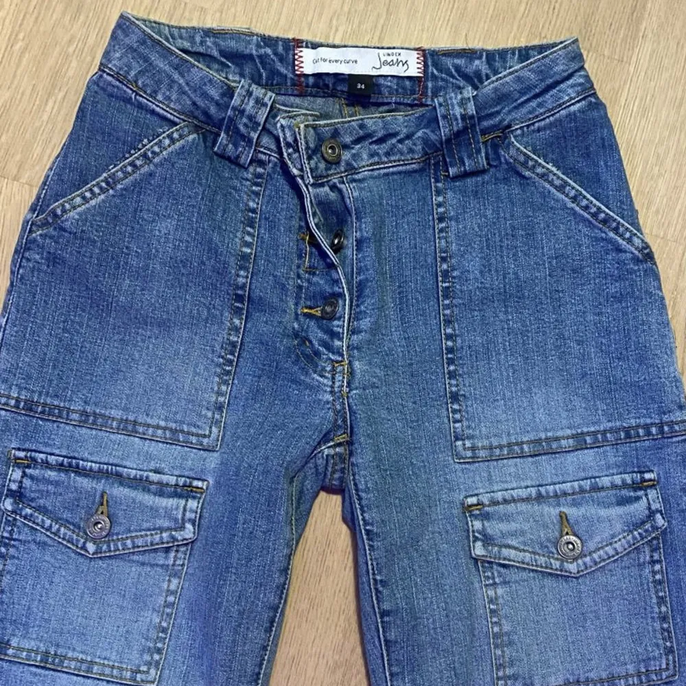 Jättefina jeans ifrån Lindex i strl. 34/36 Vet inte nypris men skulle gissa på 200/300kr🥰 Knappt använda! Hör av er för frågor🫶🏻 (Frakt ingår ej) . Jeans & Byxor.