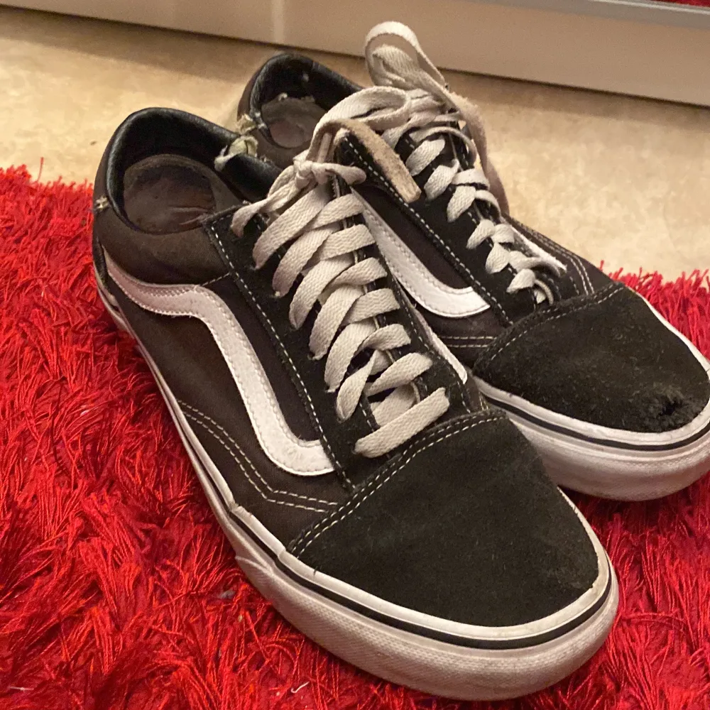 Säljer dessa vans i använt skick. Notera att de är trasiga lite här och var!💓. Kengät.